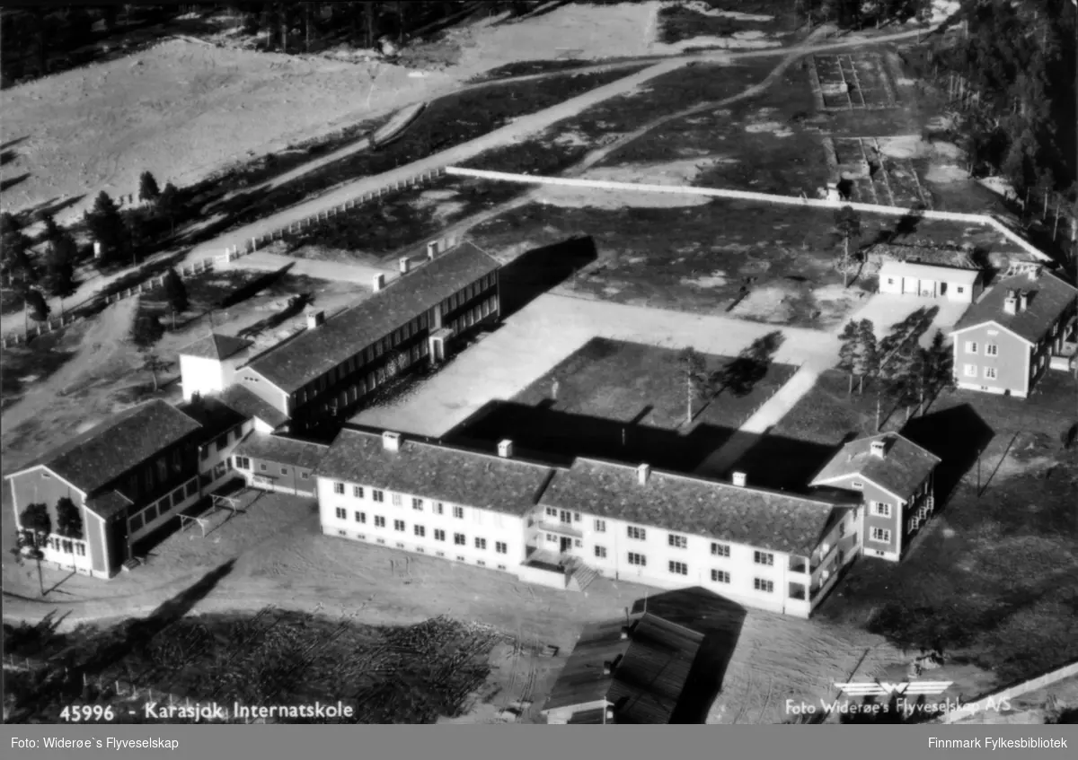 Flyfoto av internatskolen i Karasjok fotografert av Widerøe Flyveselskap. Den ble tatt i bruk i 1955. Ca. 90% av elevene var samiske. Karasjok internatskole ble lagt ned i 1999.