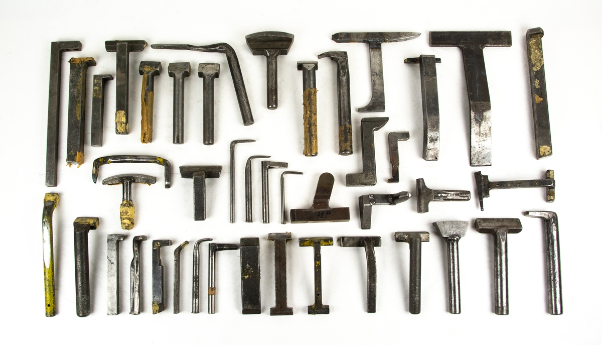 Plåtslagareverktyg Nit-mothåll och diverse verktyg till smidesstäd.