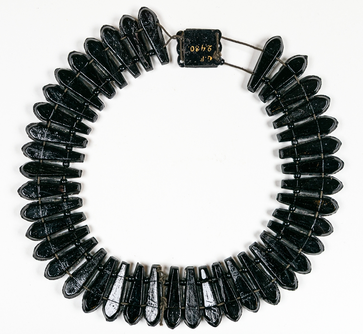 Halsband av jette och svarta stenar.