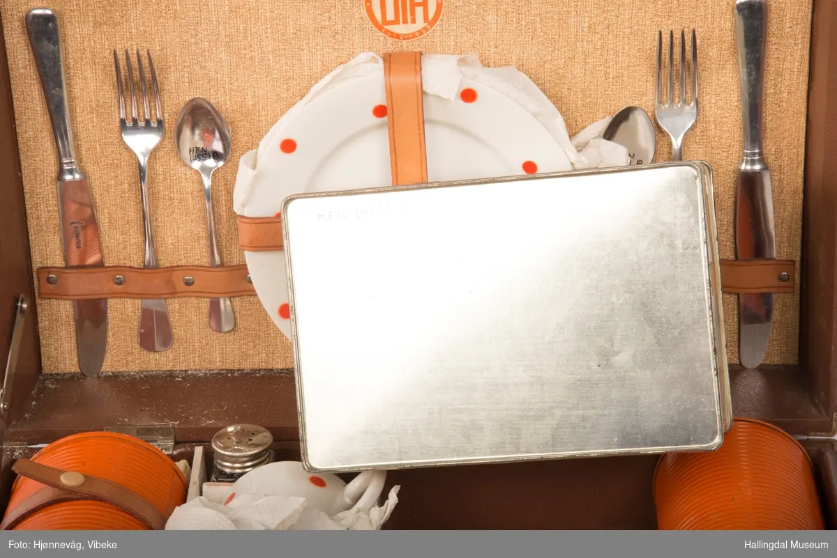 Picknikkoffert med tallerker, gafler, kniver, termos, beholder til varm mat, kopper, glass, glass til sukker, falske, nisteboks m.m.