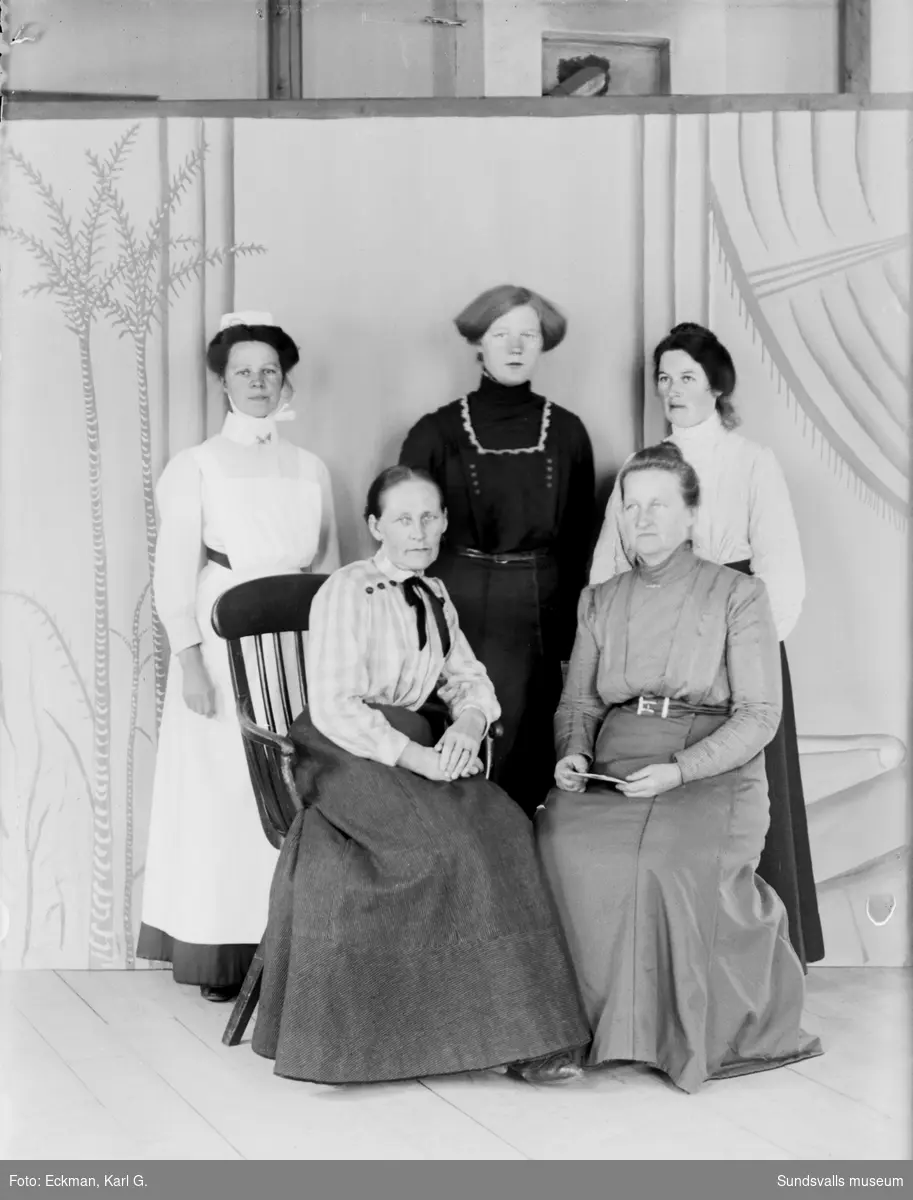 Gruppfoto med fem kvinnor, sittande till vänster är Kristina Regina Eckman, Häre, Indal. De övriga är oidentifierade. Ur Karl Eckmans samling.