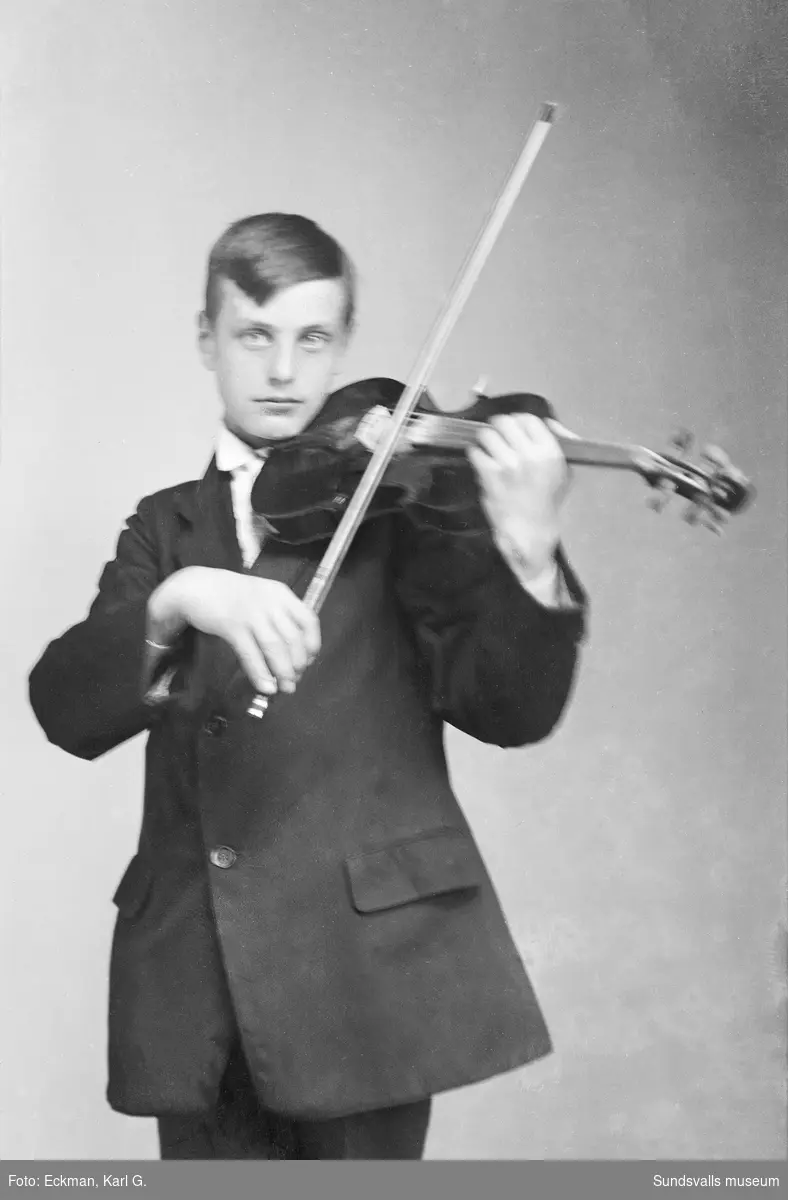Ateljéporträtt av Edvard Wiklund, en ung man med fiol, Häre, Indal. Ur Karl Eckmans samling.
