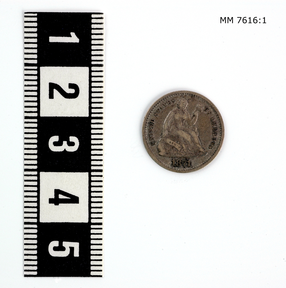 Mynt av silver, halfdime amerikanskt. Präglad på ena sidan: "Halfdime" på andra sidan: figur samt "United states of America 1871".