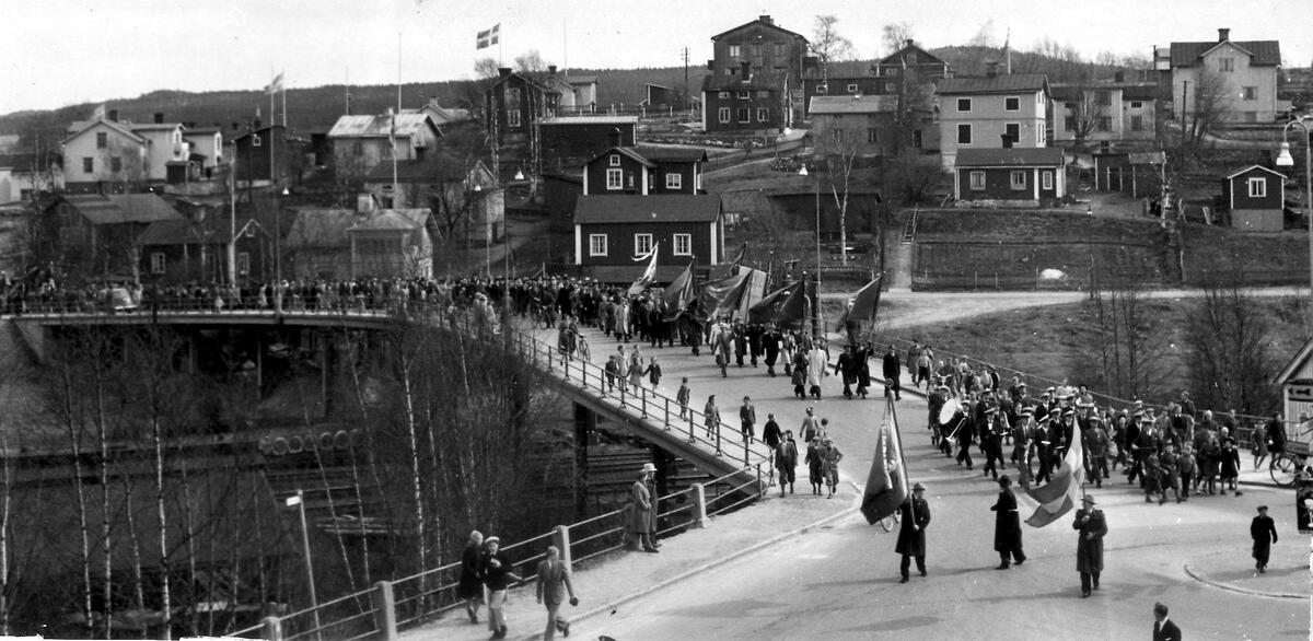 1:a maj demonstrationståg passerar Järnvägsviadukten i Härnösand.