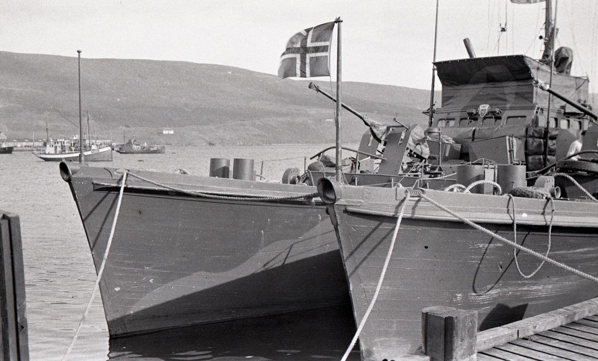 KNM VIGRA og KNM HITRA til kai i Scalloway Shetland. KNM VIGRA ytterst. Sannsynligvis tatt 14/5 1945, før avgang til Bergen i forbindelsen med feiring av Norges frihet.