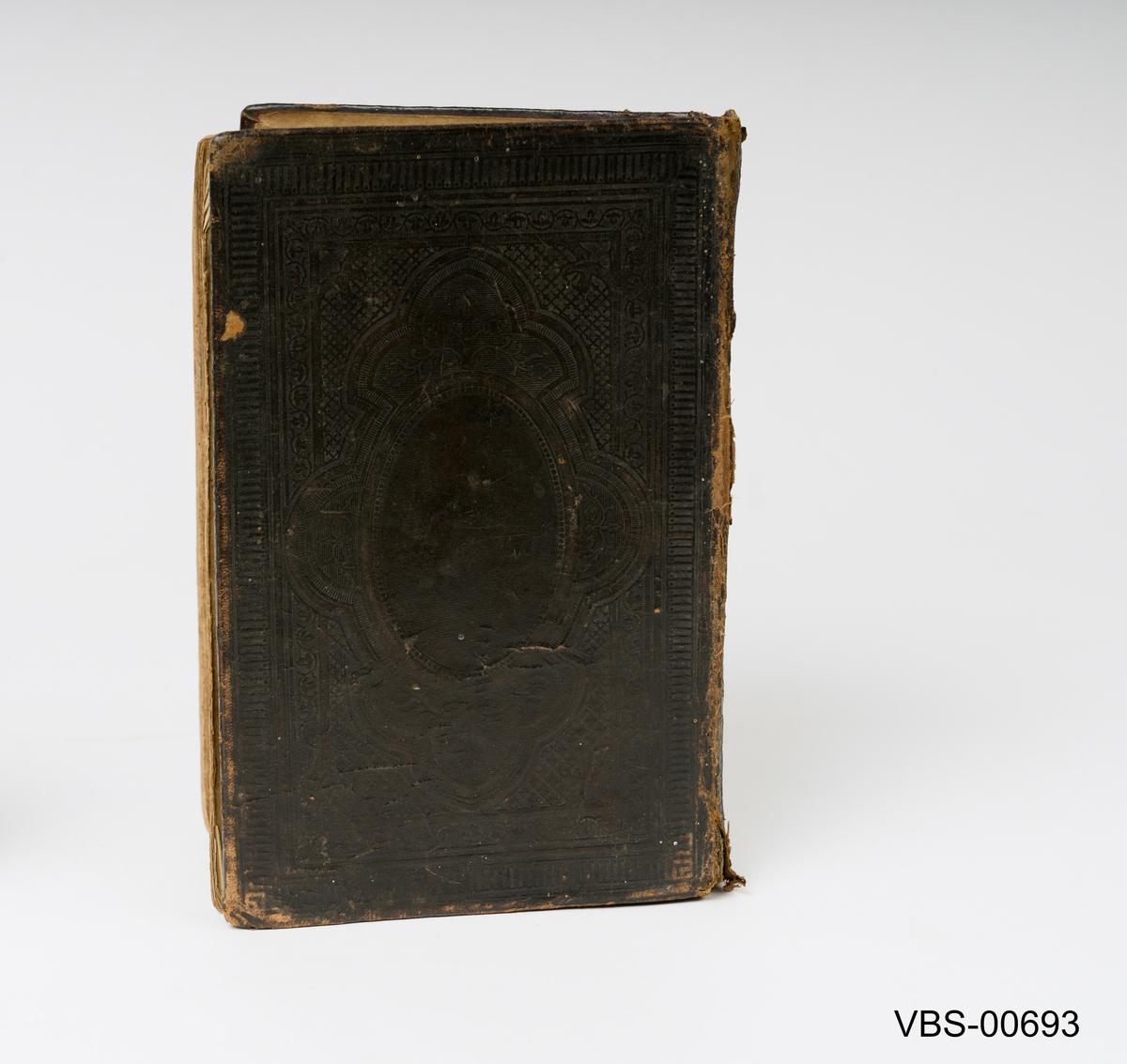 Bok, Det Nye Testamentet  innbundet med brunt skinn og dekor inngravert på skinnet.
Tykt i Christiania hos U Grøndahl, 1872.