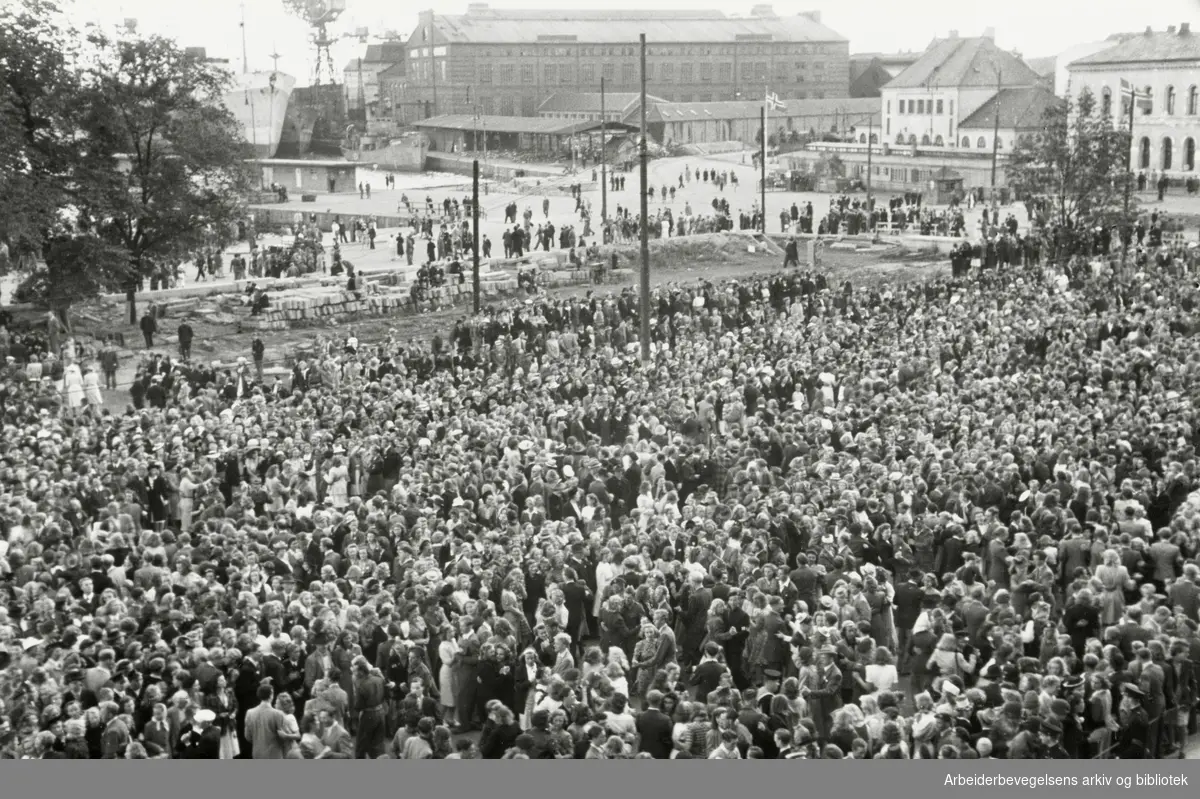 Rådhusplassen i Oslo. Alliertes dag 1945. Folkemengde. Vestbanen. Akers Mekaniske Verksted.