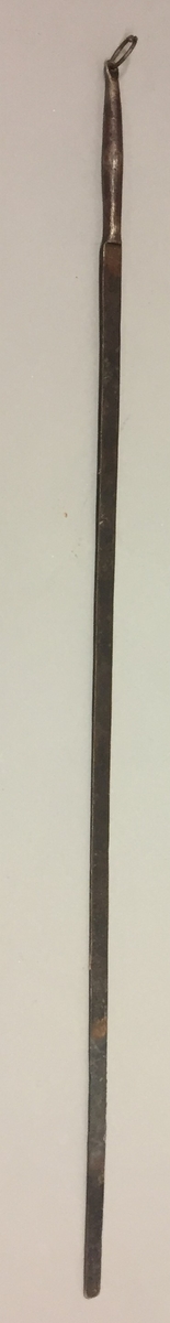 Alenmål i metall.Seks vassrette strekar med ca 2,5cm mellomrom mellom kvar strek.
