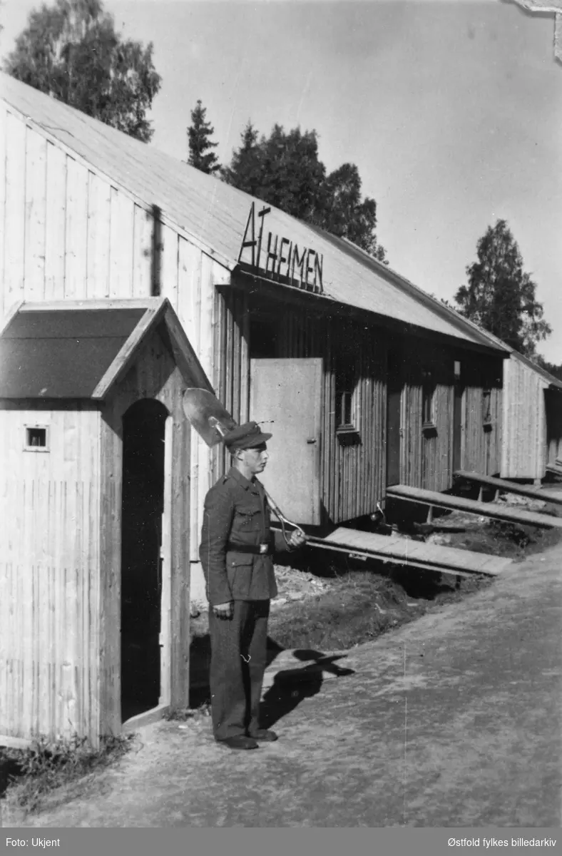 Arbeidstjeneste i Varteig 1941. AT-mann nr.295, Olav Haugerud, står på vakt.