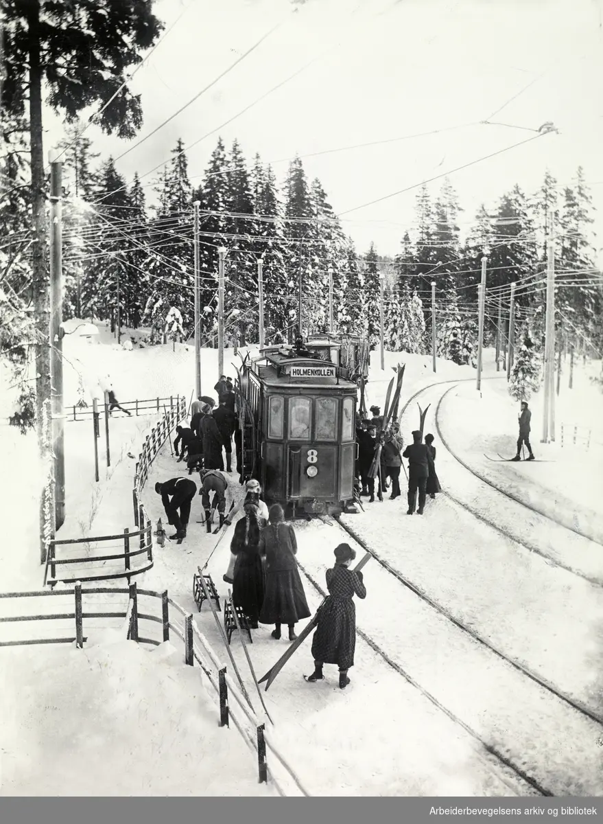 Holmenkollbanen. Antagelig Besserud stasjon. Ca. 1900.