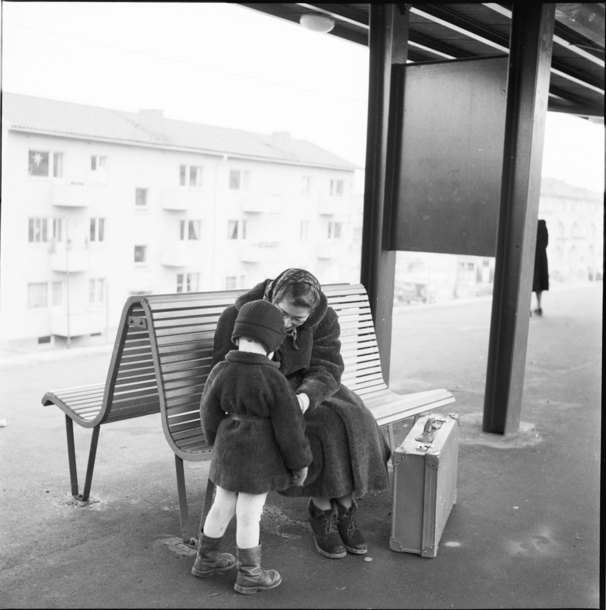 Västra tunnelbanan, Abrahamsbergs tunnelbanestation.
Tunnelbanebänk med kvinna och barn.