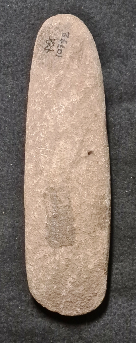 10 792 Slöta socken, Västergötland 1901. 

Yxa bergart, tjocknackig, 1 st. Rektangulär genomskärning. Jämnbred. Rundad egg. Vittrad. L. 18,1 cm, br. 4,8 cm.