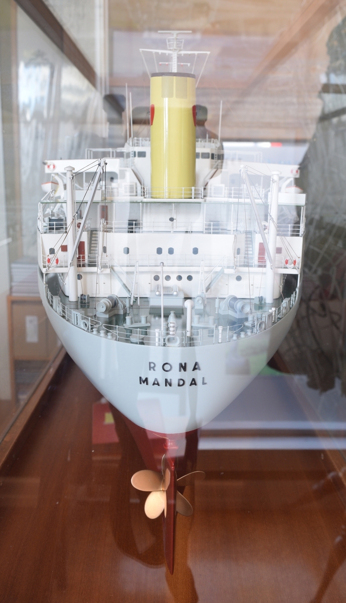 Skipsmodell med monter i glass, med treramme, på stativ av tre.