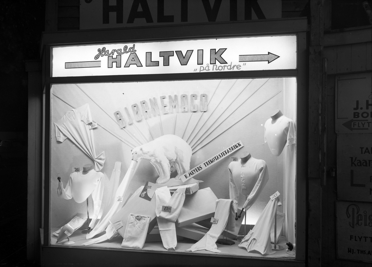 H. Meyers Trikotasjefabrikk. Utstilling av undertøy hos Harald Haltvik