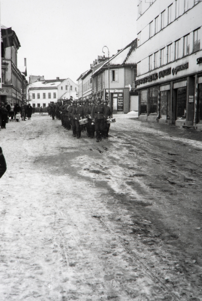 Tyske soldater marsjerer gjennom Torggata 41-43, Hamar. Okkupasjon, 2. verdenskrig