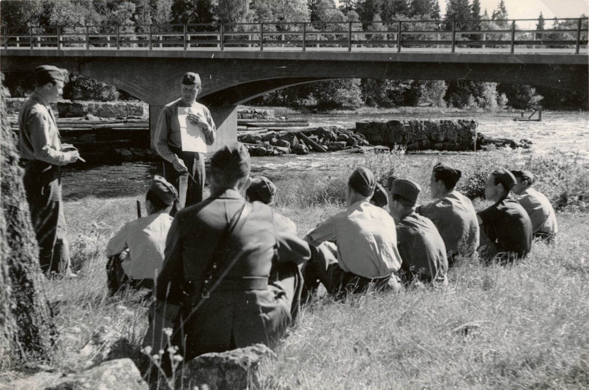 Text i fotoalbum: "Min sista Hk-kurs på ingfältövning juli 1946. Vid Gysinge broar".