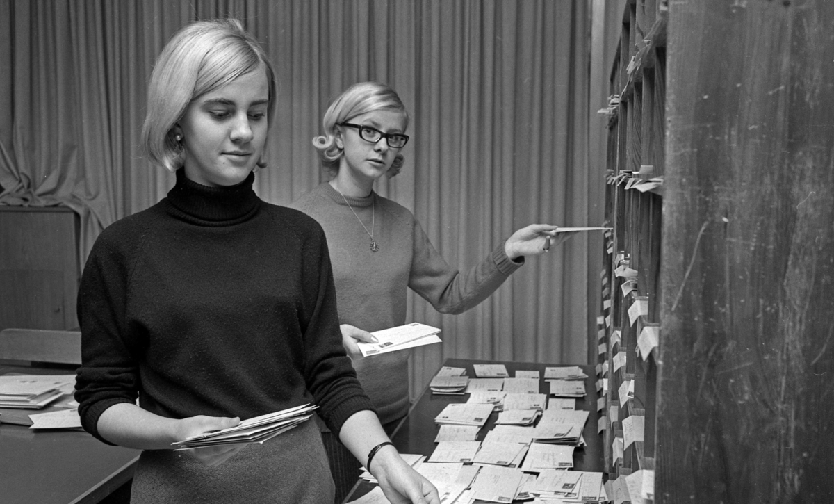 Sortering av julkort. Landskrona museum / DigitaltMuseum