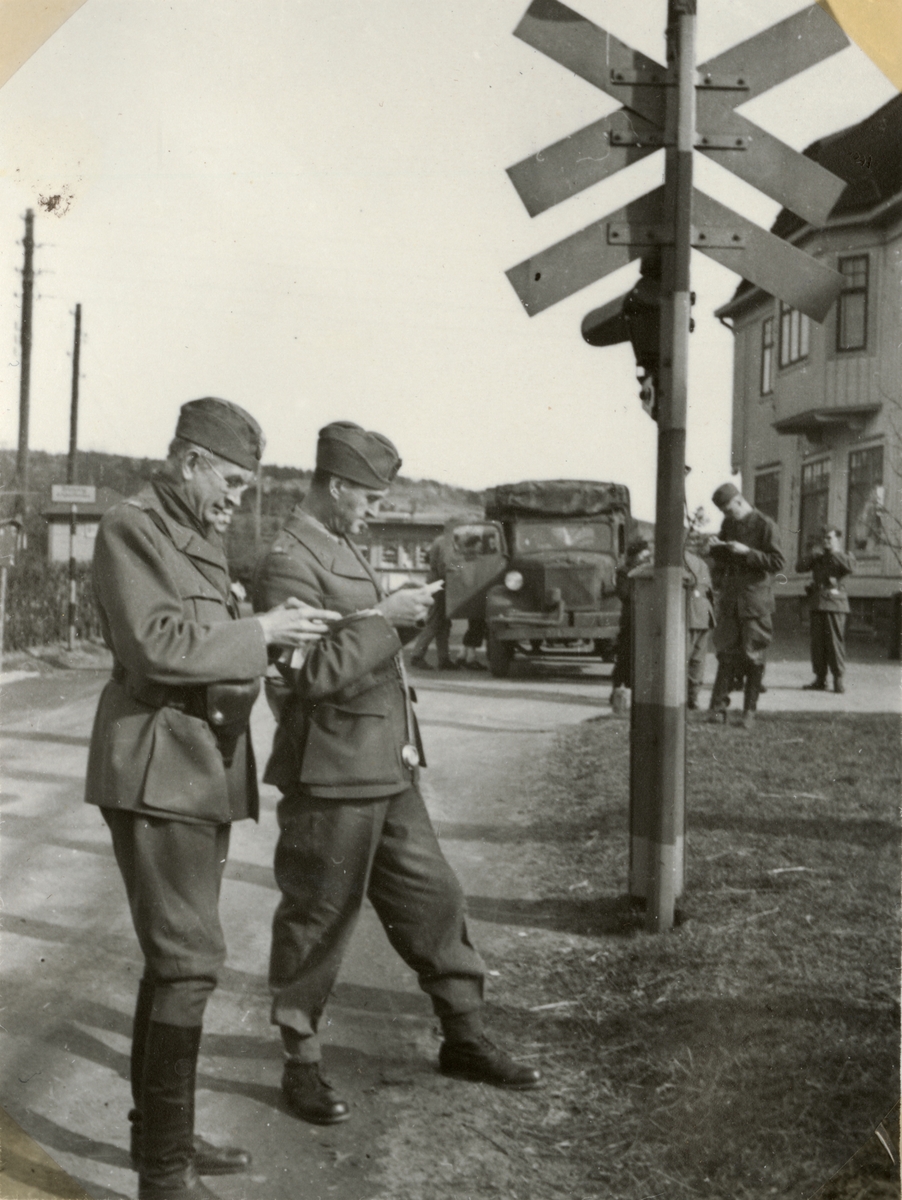 Text i fotoalbum: "Fälttjänstövn Borgås 8/6 1943. Kapt. Westermark och Genberg".