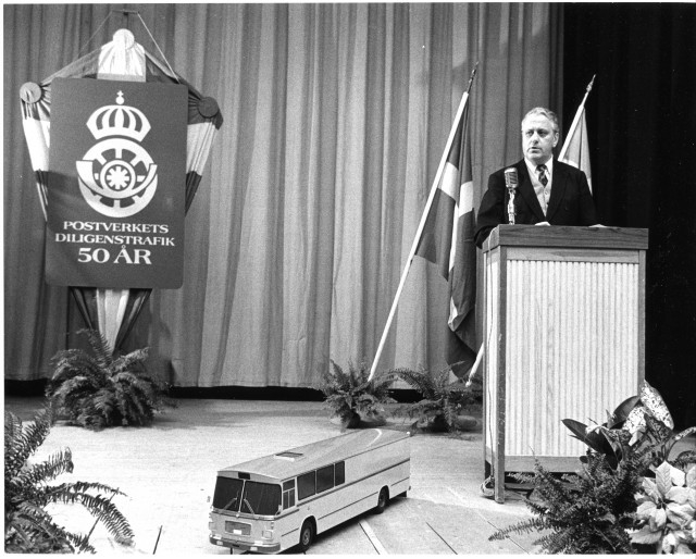 Anförande av kommunikationsminister Bengt Norling. I förgrunden en
modell av en moderna bilidiligens.