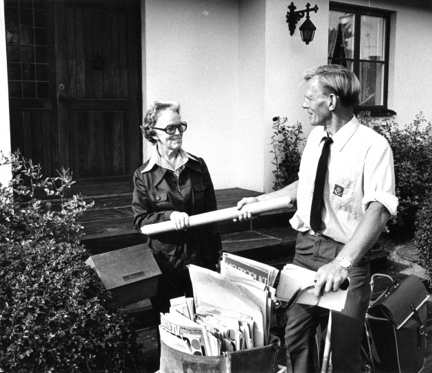 Fru Anna-Lisa Wilsson och Nils Olsson växlar några vänliga ord
medan han över-räcker en postförsändelse som inte går ned i
postlådan. I ett litet samhälle som Trosa blir kontakten mellan
brevbäraren och kunden personlig.
