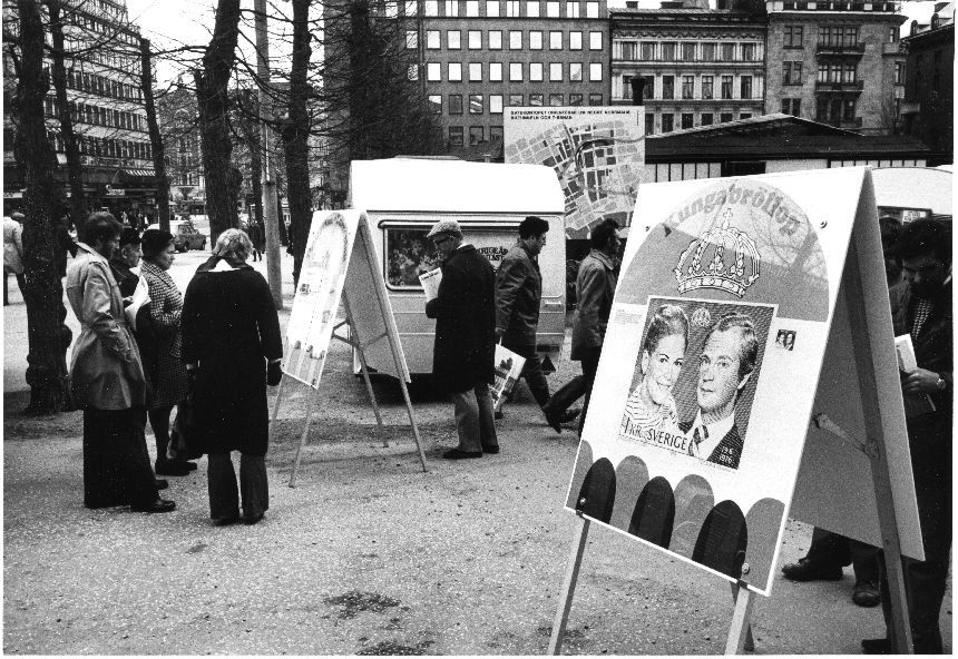 Utställningen i Kungsträdgården. Skylten t h gör reklam för
frimärkena till Kungabröllopet i juni. Posten husvagn har varit med
vid alla turnéerna och tjänstgjort som postexpedition.