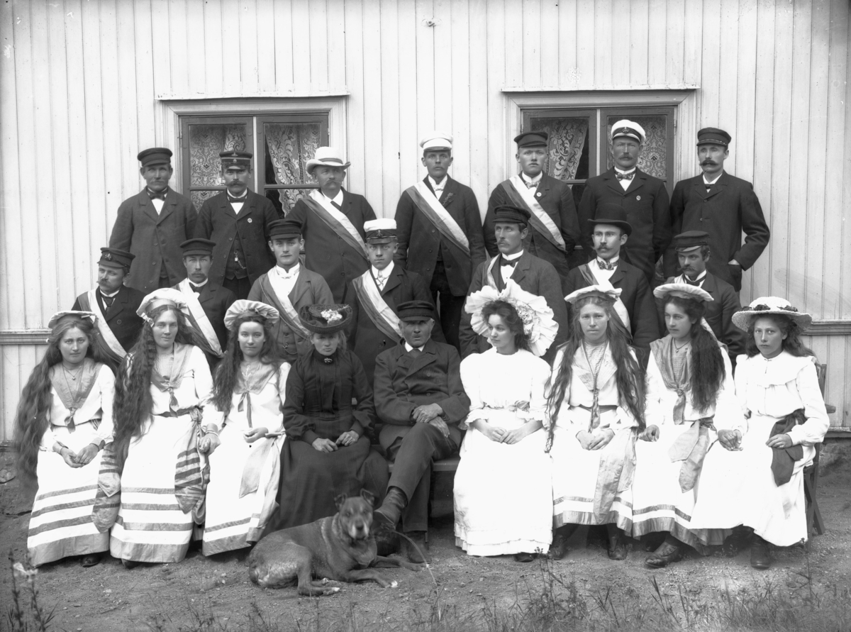 "Festkommittén Härnevi skytteförenings sommarfest". Vid Bodins i Äs, Härnevi socken, Uppland, 1906.