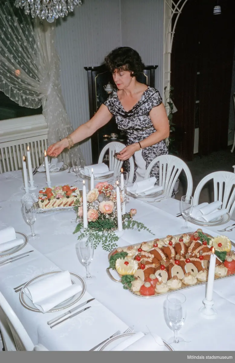 Margit Wannerberg har middagsbjudning i Pixbo, efter 1958.