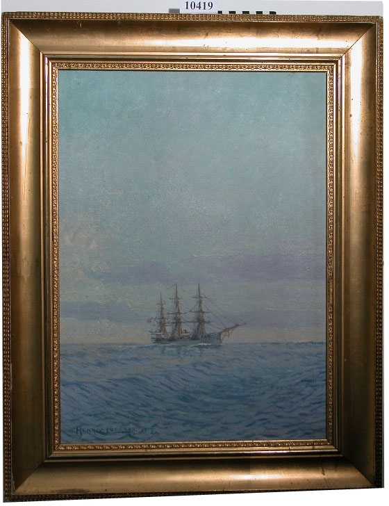Oljemålning föreställande ångkorvetten Saga till sjöss utan några segel satta. På baksidan skrivet på spännramen: No 8 "Saga" i Medelhafvet. Guldram av trä och gips. Signerad 1915.

Bredd 560 mm Höjd 710 mm med ram