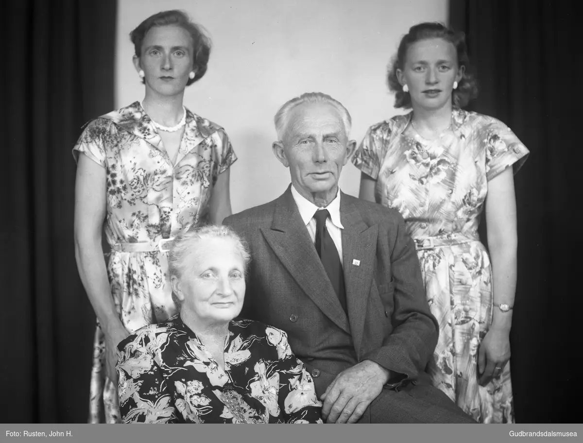 Familiebilde, Karen f. Sandbakken og Theodor Jacobsen.