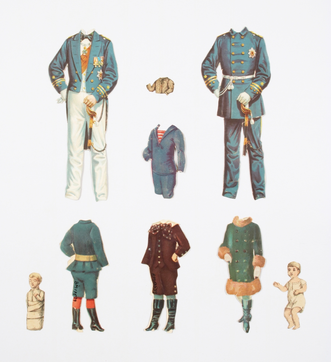 Pappersdockor, samling. I form av damklänningar, herrkläder, uniformer, samt diverse andra föremål.