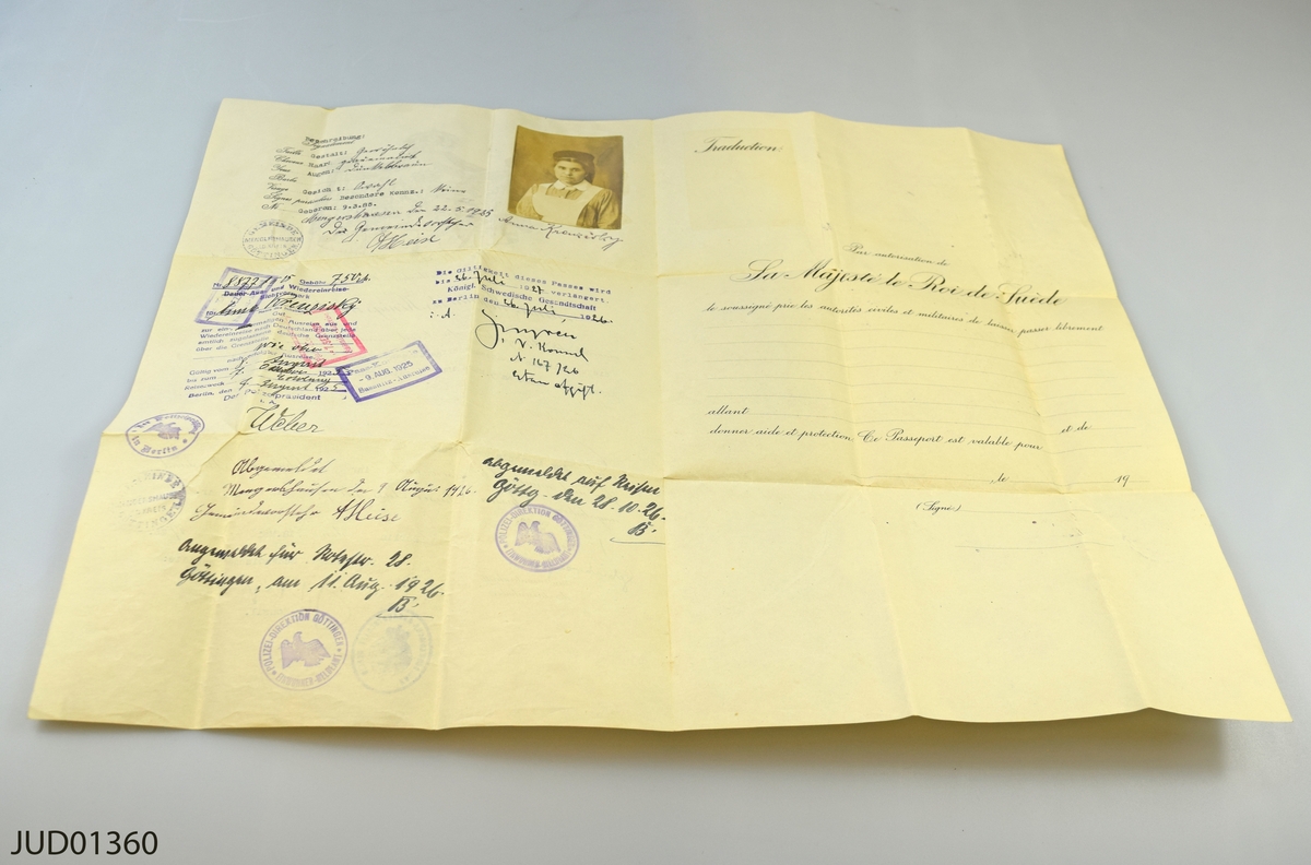6 fotografier på flyktingar, 5 vykort med foton, 1 teckning, en namnförteckning, 2 anteckningsböcker med berättelser av överlevande och tack, infoblad från SJUF med släktkrönika, arbetstlicens i Tyskland från svenska ambassaden 1926.