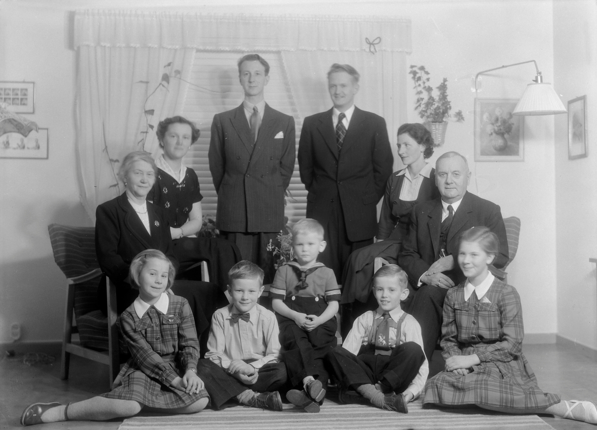 Sverre Grønlie med kone, barn og svigerfamilie