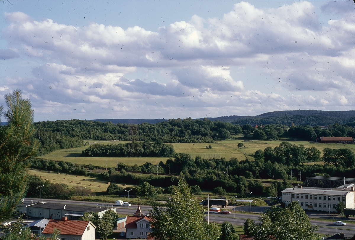 Vy från Häradsberget ut mot järnvägen och motorväg, 1969