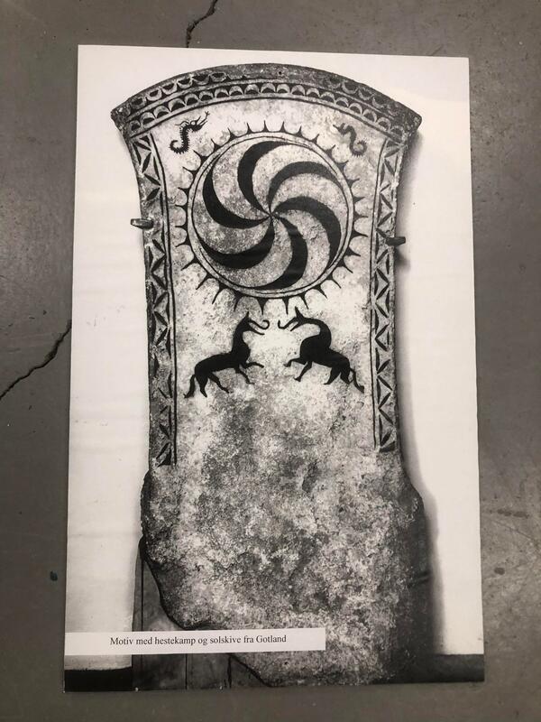 Stein med motiv av hestekamp og solskive fra Gotland