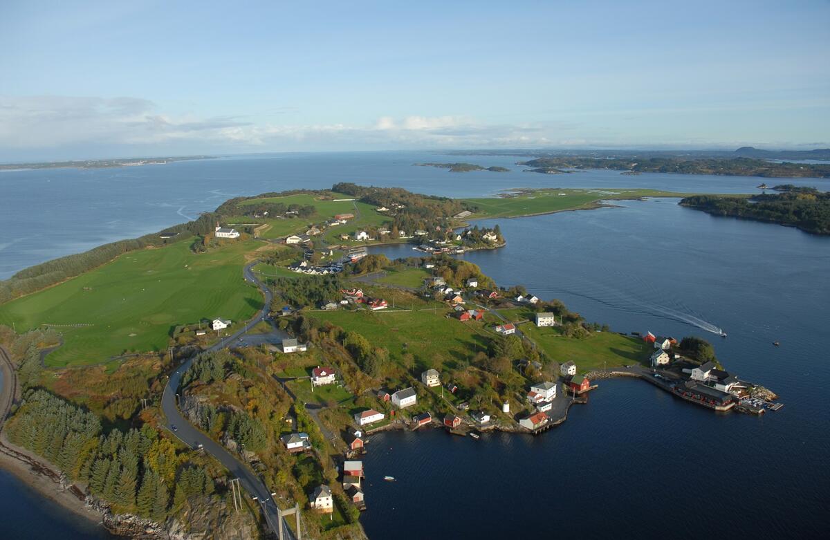 Bilde av øya Herdla tatt frå lufta.