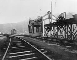 Den gamle vektbygningen i Narvik. Vi ser jernbanesporene på 