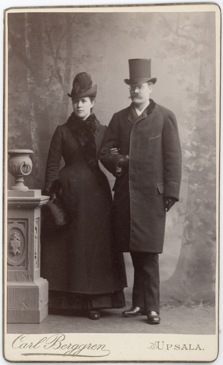 Kabinettsfotografi - kvinna och man i ytterkläder, Uppsala 1888