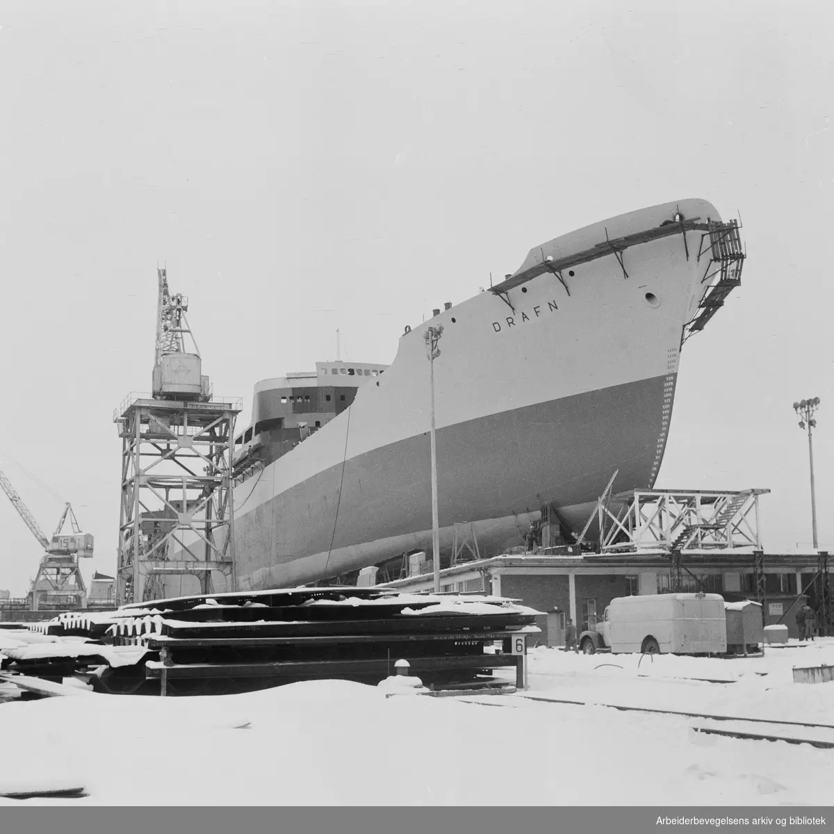 Marinens hovedverft på Karljohansvern i Horten. 18 000 tonneren Drafn på beddingen. Januar 1956.