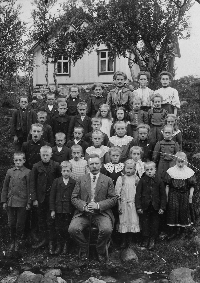 Lærer Larsen og elever ved Rugldalen skole, ca 1910