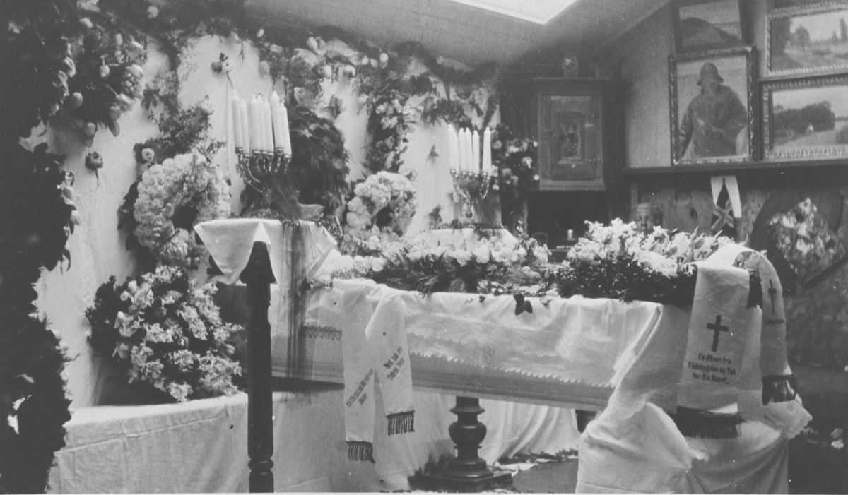 Fra Christian Skredsvigs begravelse, 20. januar 1924. Kisten er pyntet og oppstilt i atelieret i Hagan.
