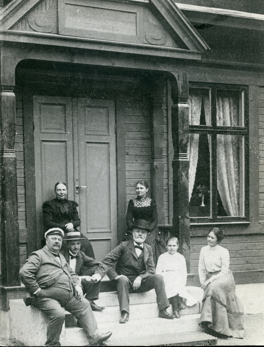 Västerås, Emaus.
Familjen Svartz besök hos direktör Janne Lundin på Emaus gård, 1902.
