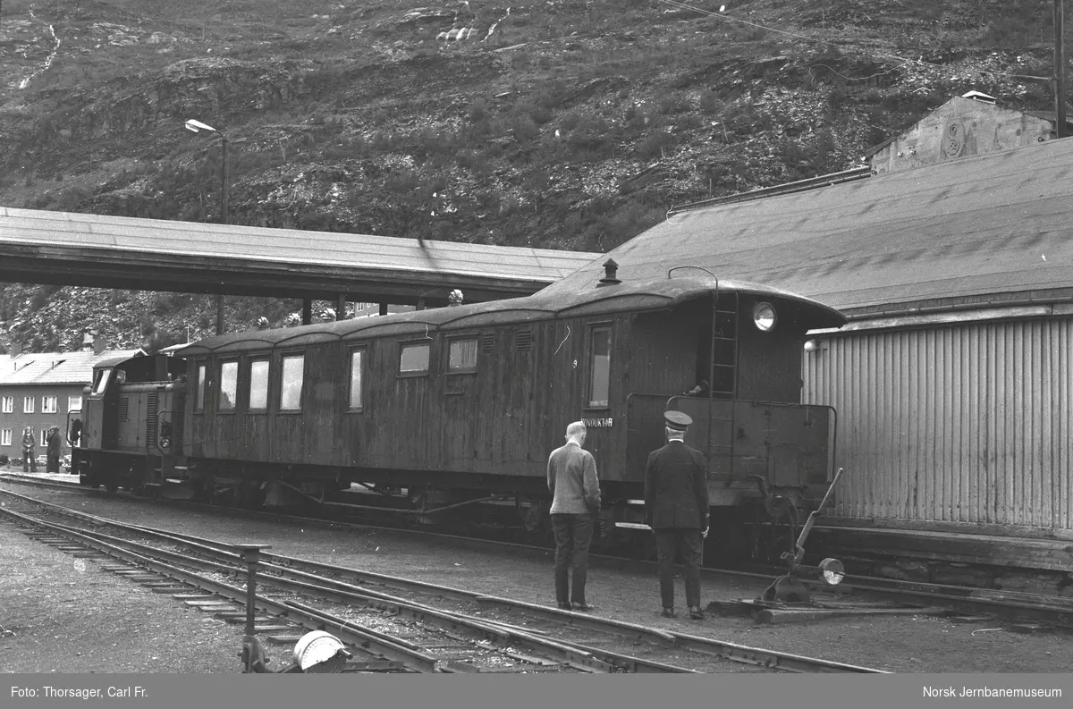 Sulitjelmabanens diesellokomotiv SAULO og personvogn litra BFo nr. 9 på Lomi stasjon