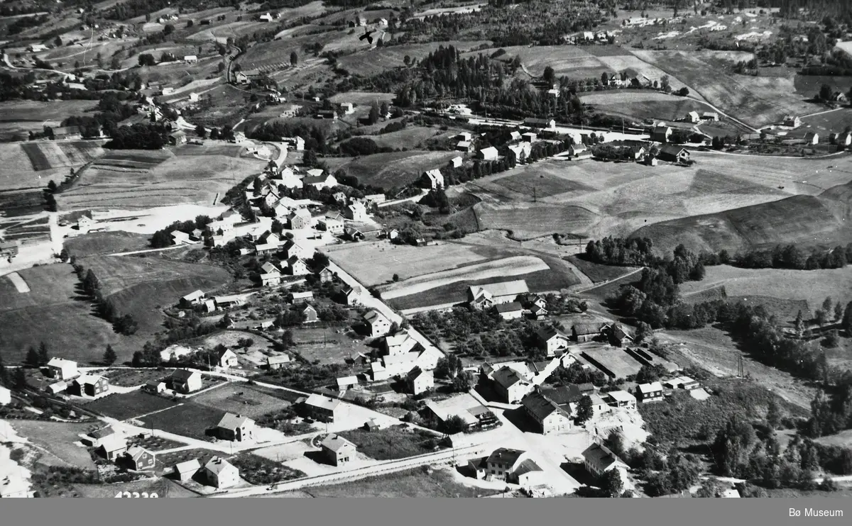 Flyfoto av Bø sentrum i 1952, tatt 5. juli 1952. 