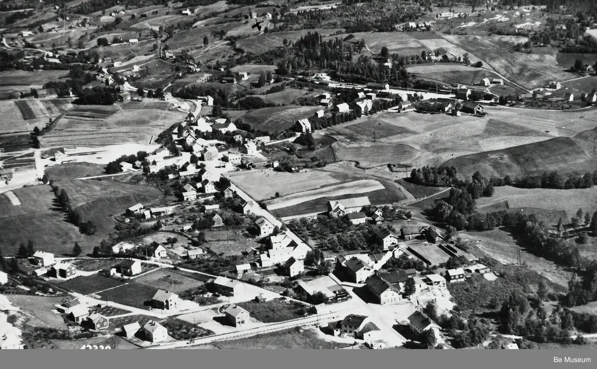Flyfoto av Bø sentrum i 1950 - Midt-Telemark museum / DigitaltMuseum