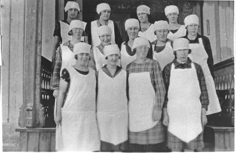 Matstellskurs på Nubberud gård, 1929. Øverste rekke, fra venstre: Olga Solbakken, Gunda Rud (lærerinne), Berta Mjøseng, Klara Haga. 2. rekke: Ragna Støa, Tora Albjerk, Sigrid Frågått, Gunhild Hiåsen, Klara Rustand. 3. rekke: Hilda Berget, Åse Rolfsrud, Ragne Rolfsrud, Fredrikke Mjøseng.