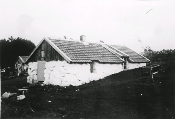 "Den första stugan på Draget, Onsala" Lågt litet stenhus med vitkalkad fasad.