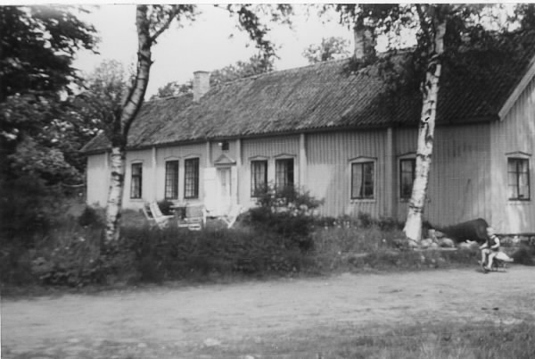 Gården Gatan i Onsala där kaparkaptenen Lars Gathenhielm bodde. Boningshuset sett från entrésidan. Till höger kommer en liten pojke cyklande på en trehjuling.