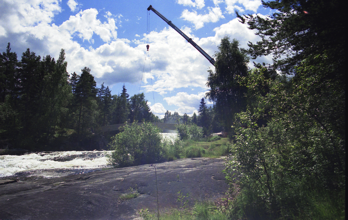 Serie med bilde frå bygginga av gangbrua over til Kvennøya.