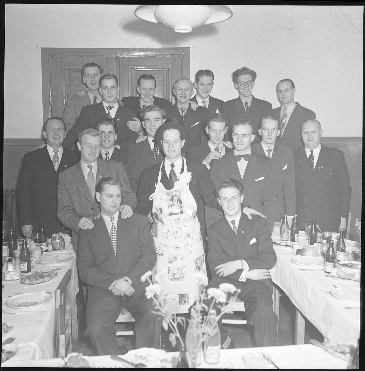 Grupp oidentifierade män på kalas. Eventuellt en svensexa. Nov 1950