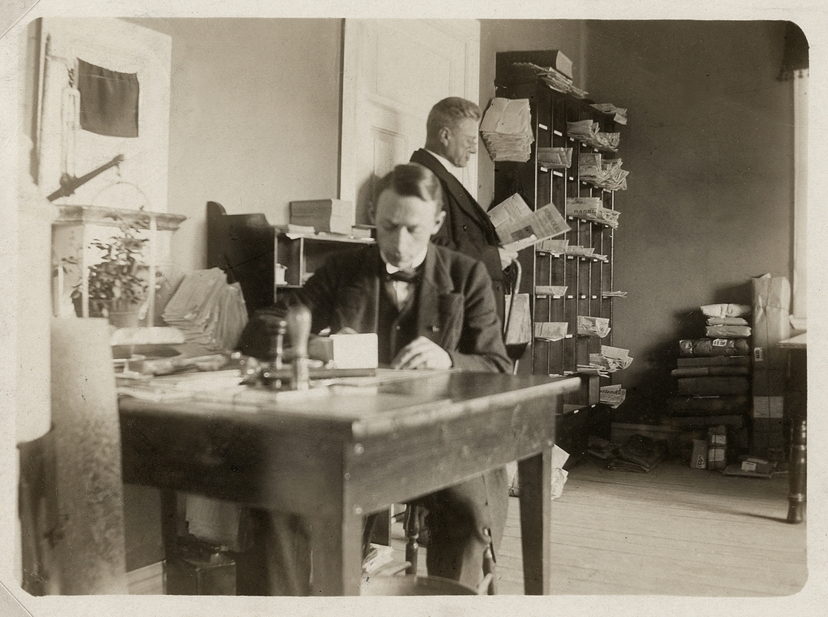 Två män på ett postkontor (?), Åseda 1915.